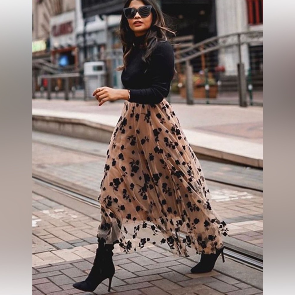 3D POSY DOUBLE-LAYERED MESH MIDI SKIRT IN CARAMEL
Have black sweater also